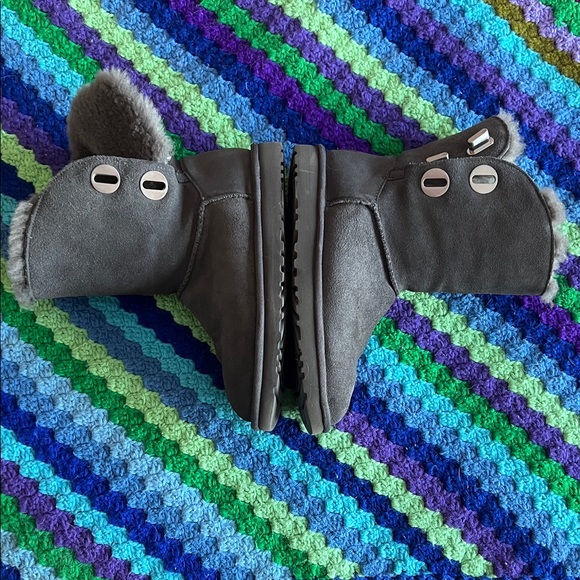 UGG BOOTS Grey with turn locks - Picture 8 of 11